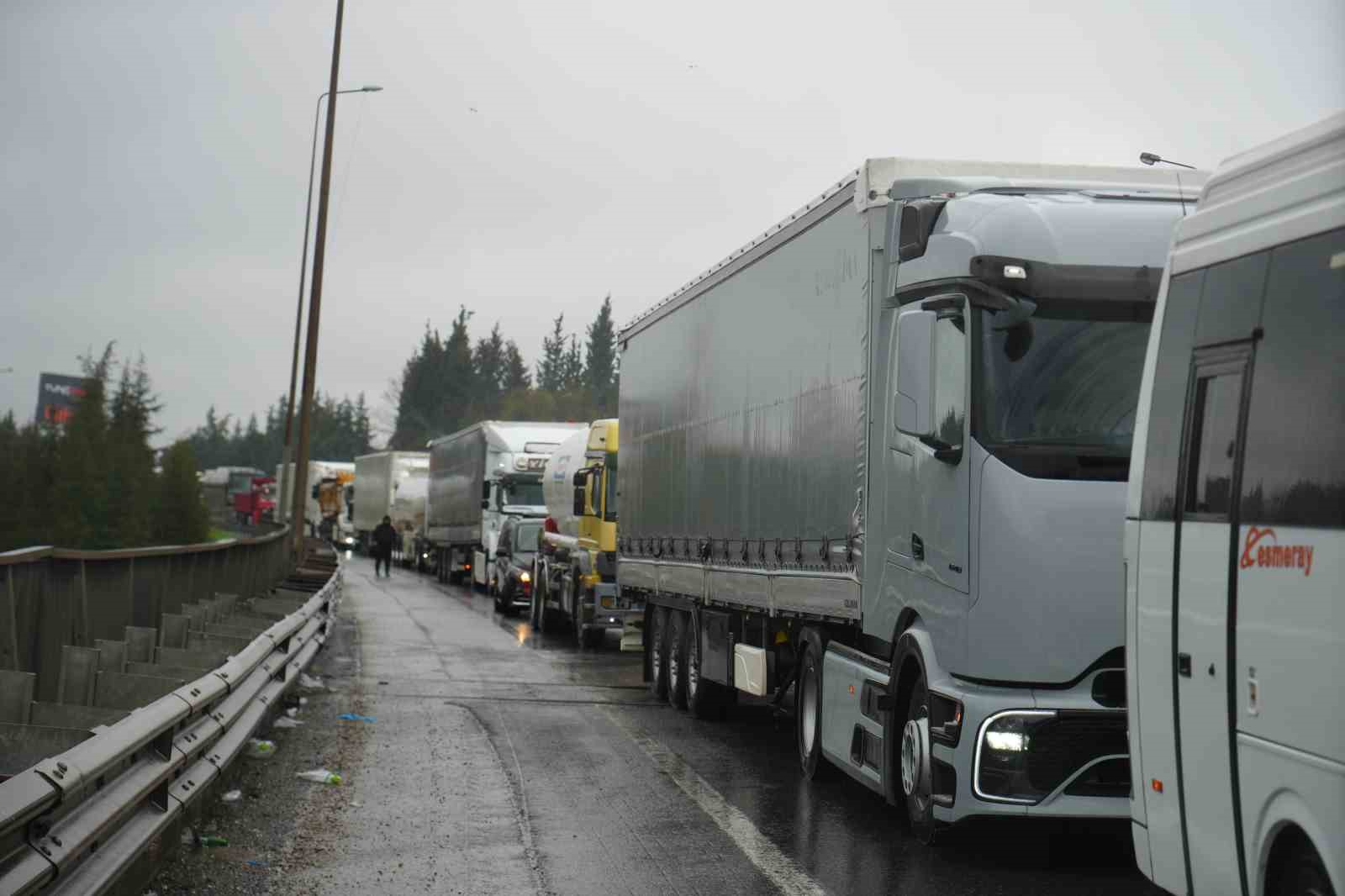 TEM&rsquo;de 6 ara&ccedil; birbirine girdi: Tırda y&uuml;kl&uuml; sular yola sa&ccedil;ıldı
