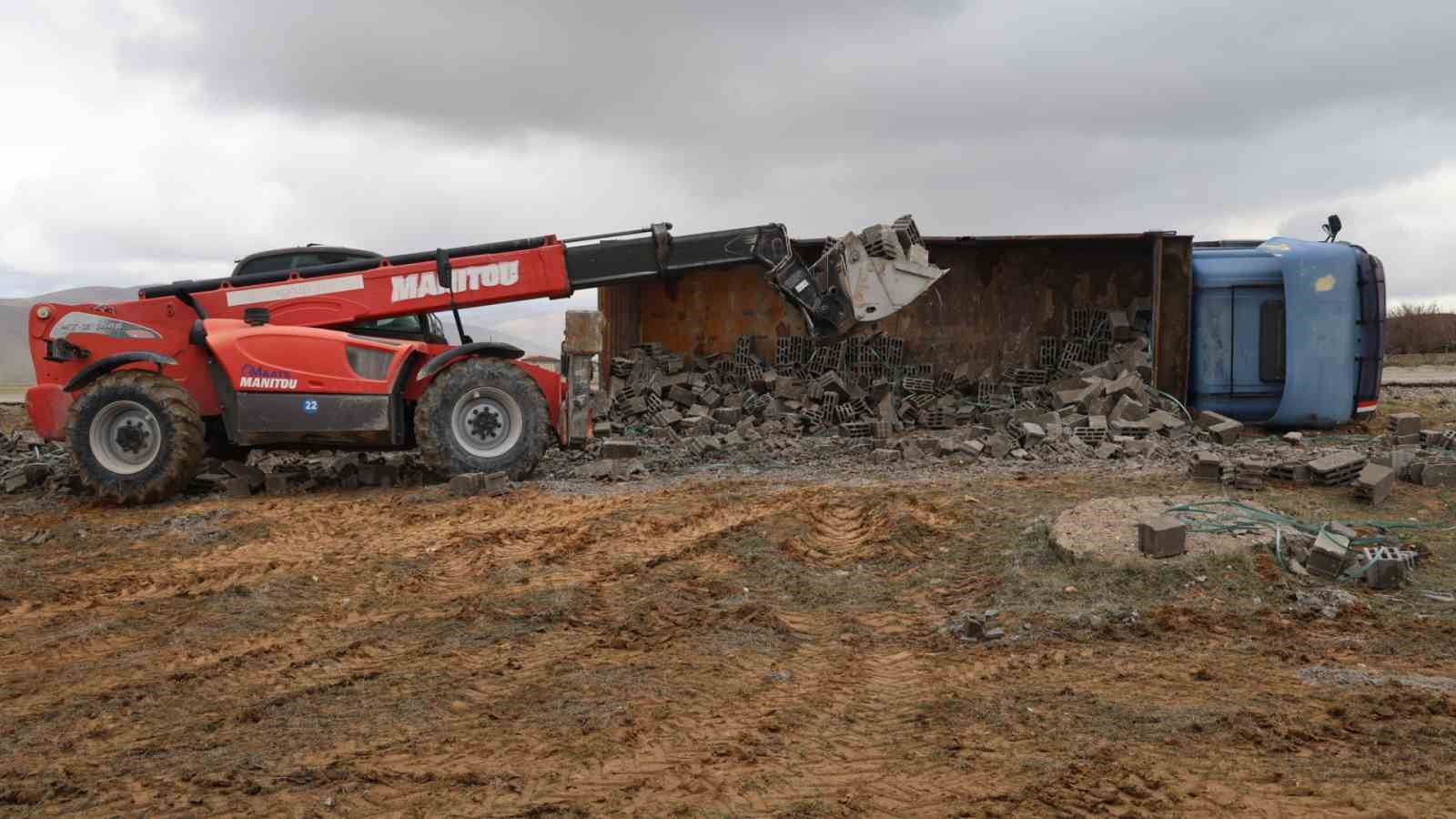 Kırşehir&rsquo;de briket y&uuml;kl&uuml; kamyon yan yattı
