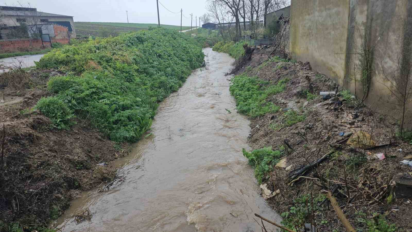 Bandırma kırsalında kuvvetli yağış hayatı olumsuz etkiledi
