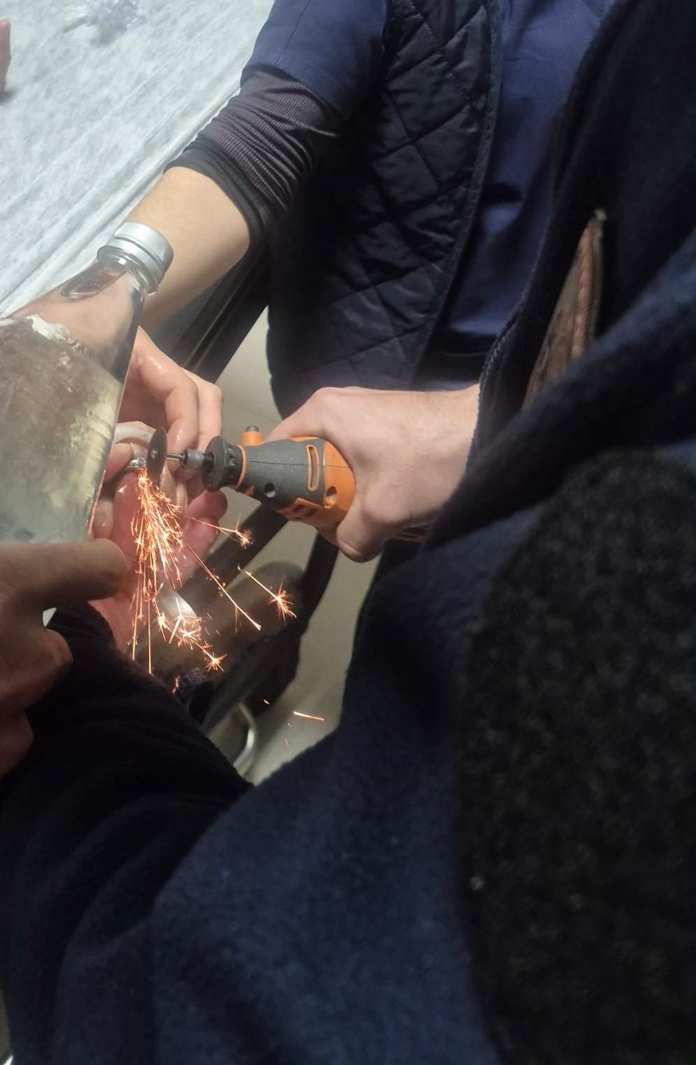 G&ouml;nen&rsquo;de parmağa sıkışan y&uuml;z&uuml;k itfaiye tarafından kesildi
