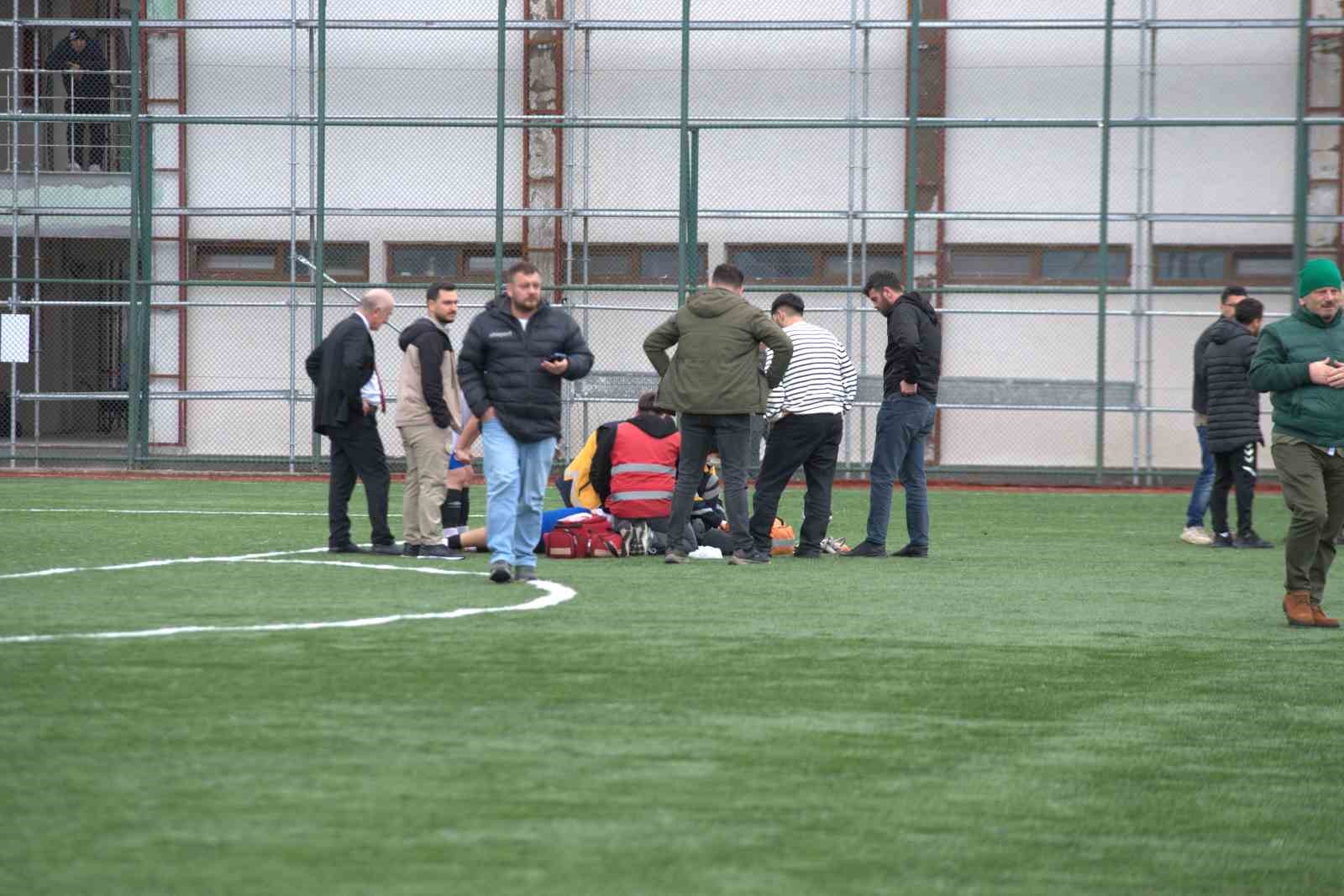 Sakatlanan takım arkadaşlarına &uuml;z&uuml;ld&uuml;ler, oyuna devam edemediler
