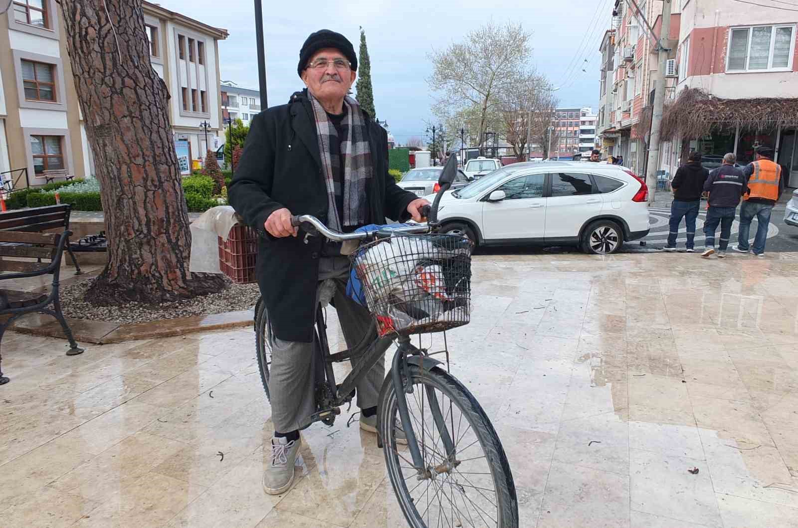 Burhaniye’de yaşlı adam her yere bisikletle gidiyor