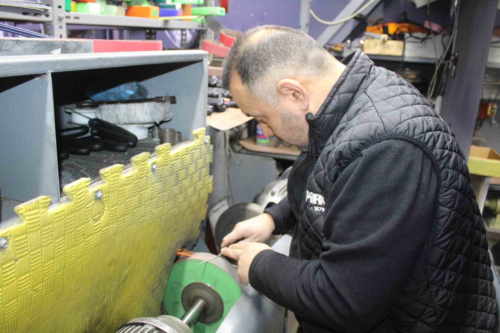 Fileto bıçakları elinde yeniden şekilleniyor