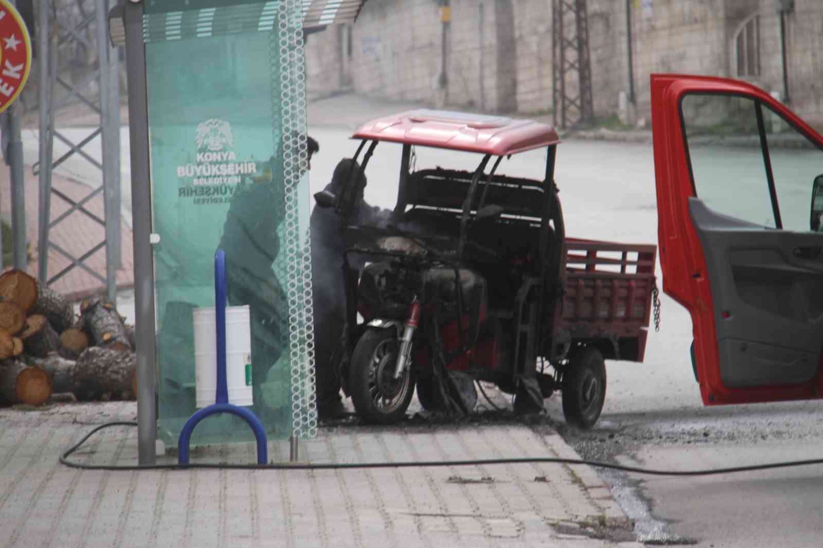 Elektrikli &uuml;&ccedil; tekerlekli motosiklet alev alev yandı
