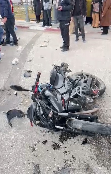 Tokat&rsquo;ta motosikletle otomobil &ccedil;arpıştı: 2 ağır yaralı
