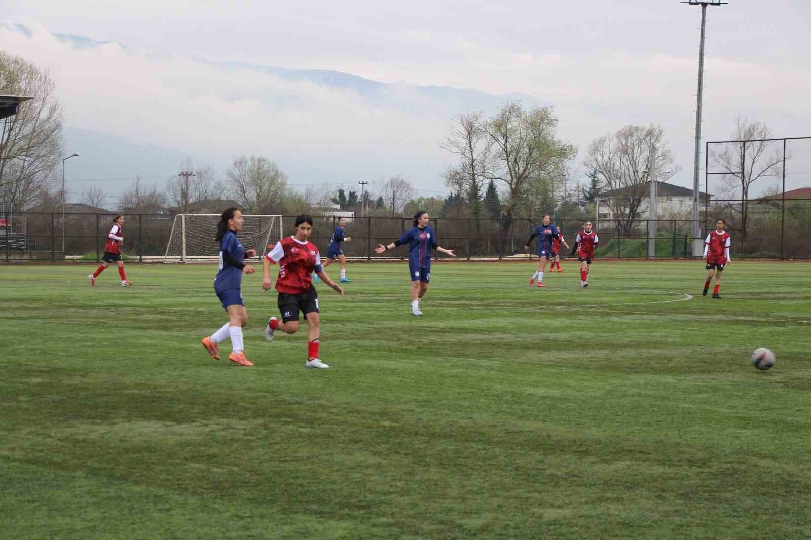 Futbol gurup m&uuml;sabakaları D&uuml;zce&rsquo;de başladı
