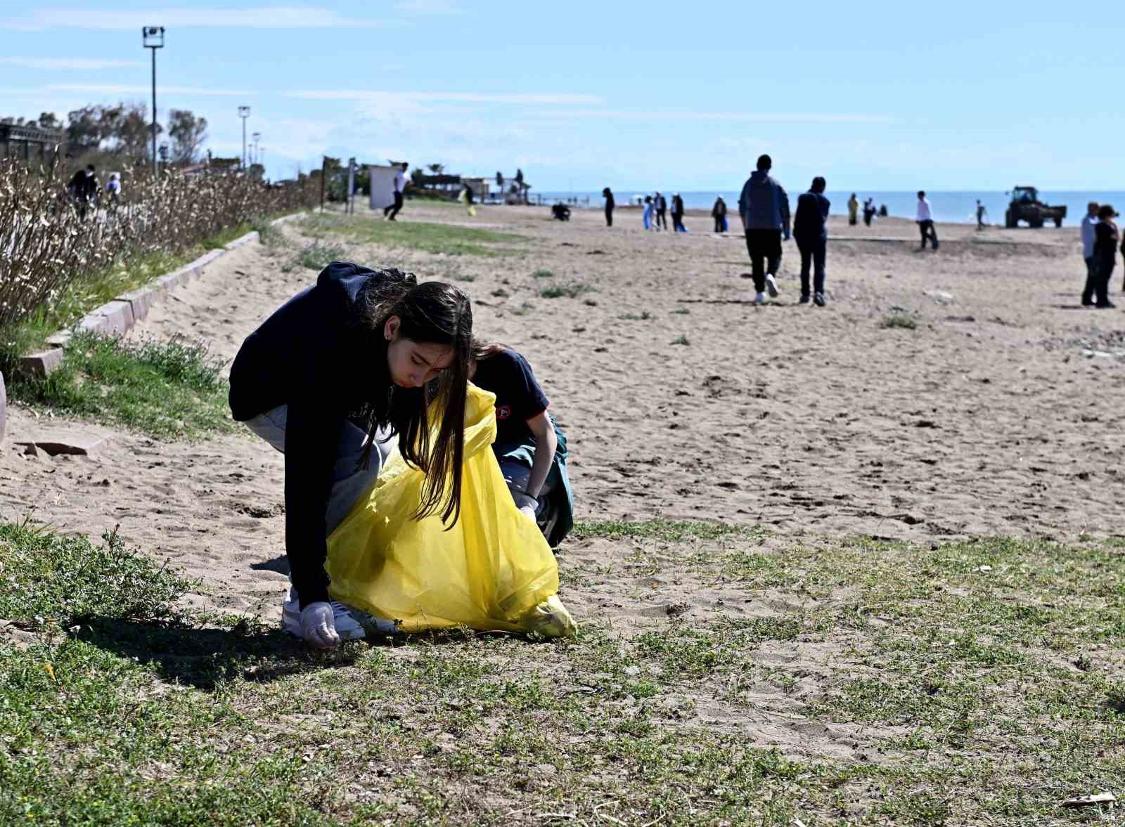Lara Sahili&rsquo;nde &ouml;ğrencilerden bilimsel temizlik
