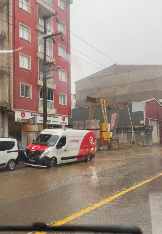 Kocaeli&rsquo;de sağanak sebebiyle alt ge&ccedil;idi su bastı
