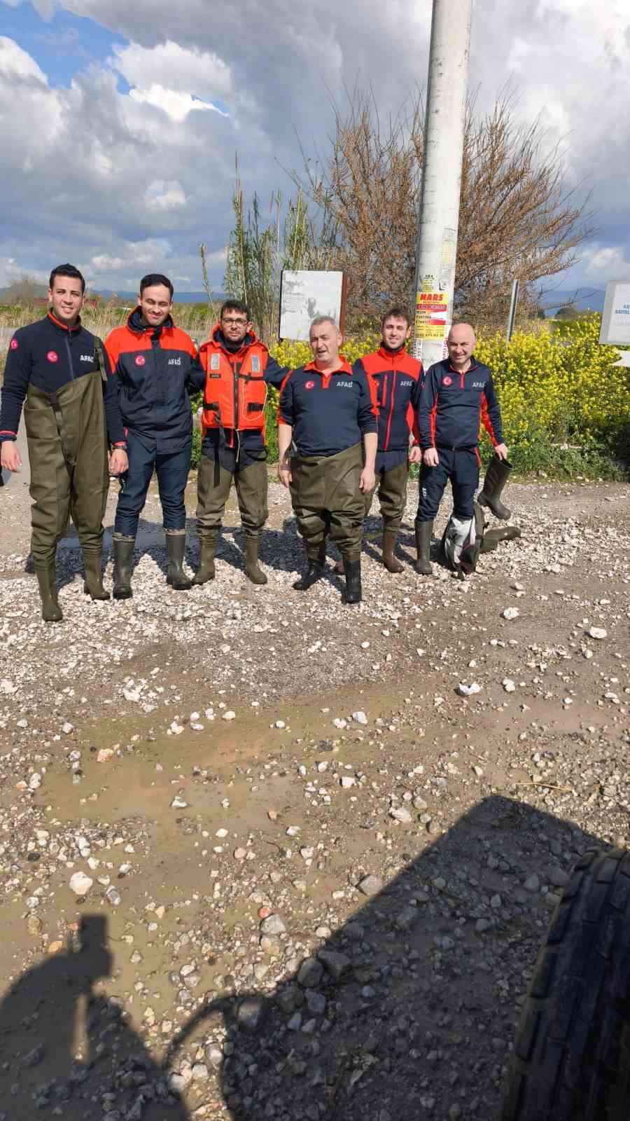 Selde mahsur kalan 10 kişi AFAD ekiplerince botla kurtarıldı
