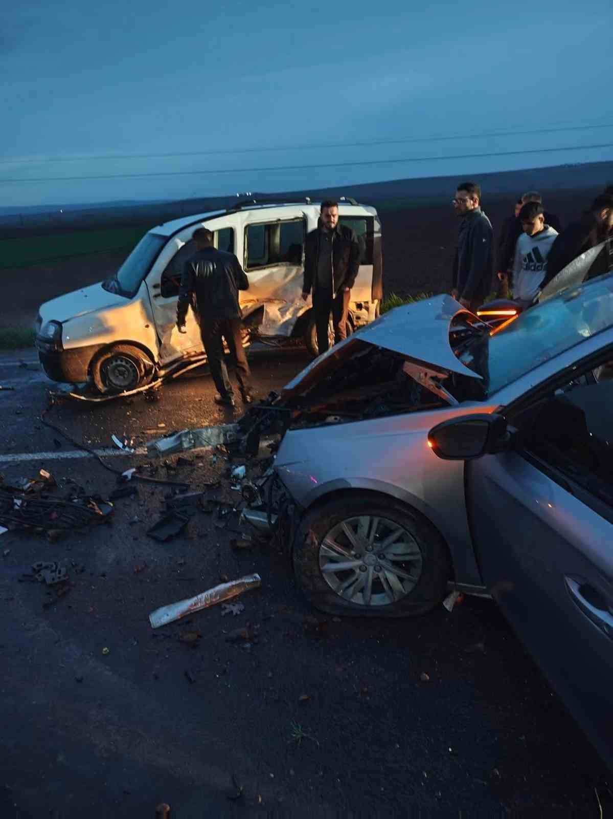 Otomobil ile hafif ticari aracın &ccedil;arpıştığı kazada 4 yaralı
