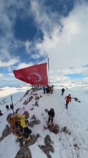 Trabzon&rsquo;un en y&uuml;ksek tepesindeki T&uuml;rk bayrağı yenilendi
