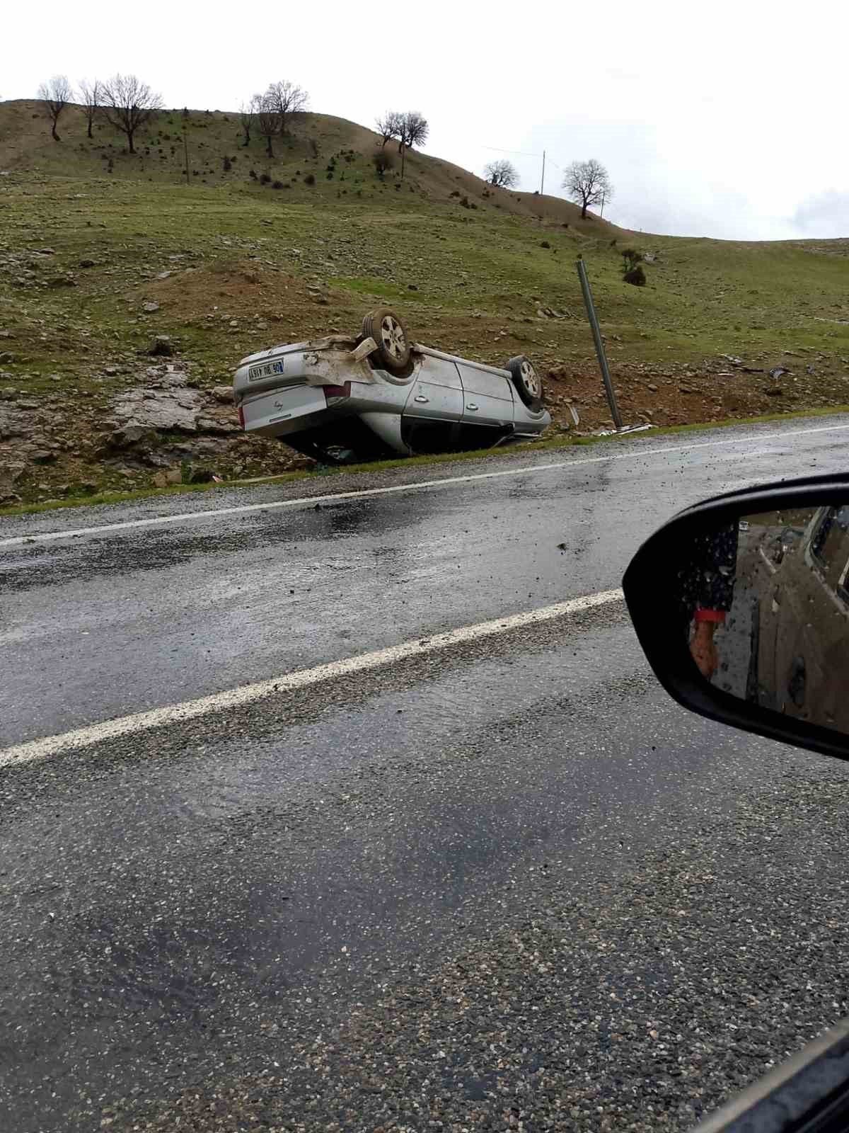Batman&rsquo;da s&uuml;r&uuml;c&uuml;s&uuml;n&uuml;n kontrol&uuml;nden &ccedil;ıkan otomobil takla attı: 1 yaralı
