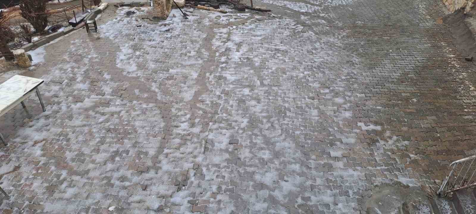 Diyarbakır&rsquo;ı dolu vurdu, etraf bir anda beyaza b&uuml;r&uuml;nd&uuml;
