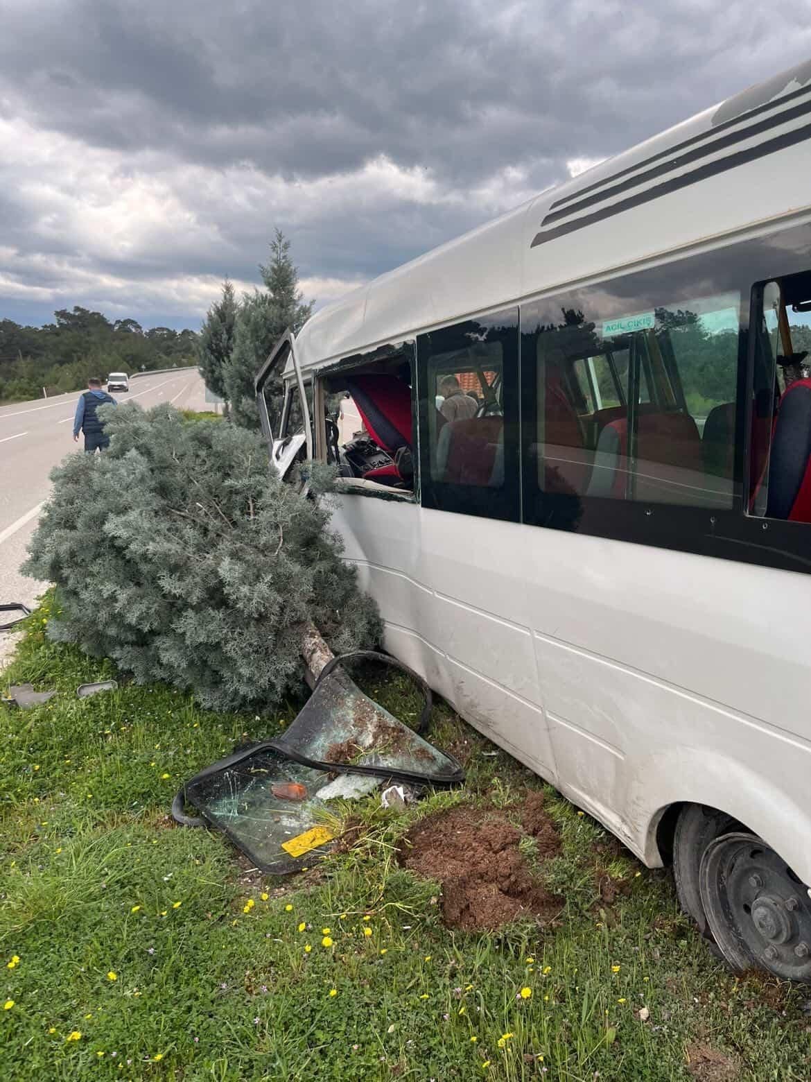 &Ccedil;anakkale&rsquo;de yoldan &ccedil;ıkan minib&uuml;s ref&uuml;je &ccedil;ıktı; 2 kişi yaralandı
