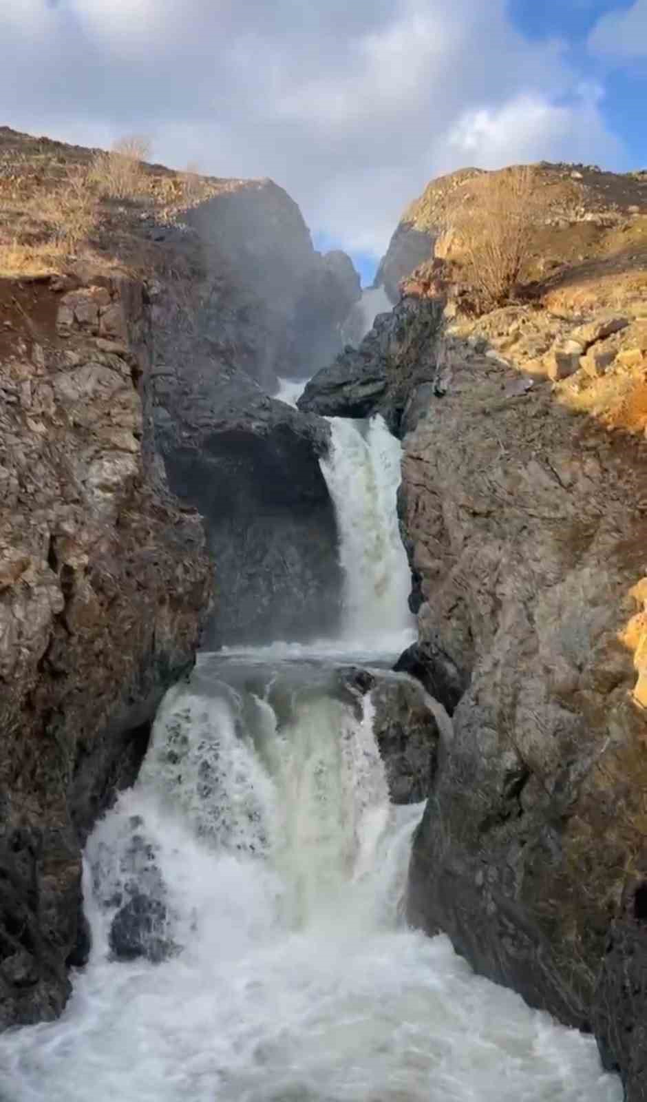 Elazığ&rsquo;da yağışlar sonrası şelale coştu
