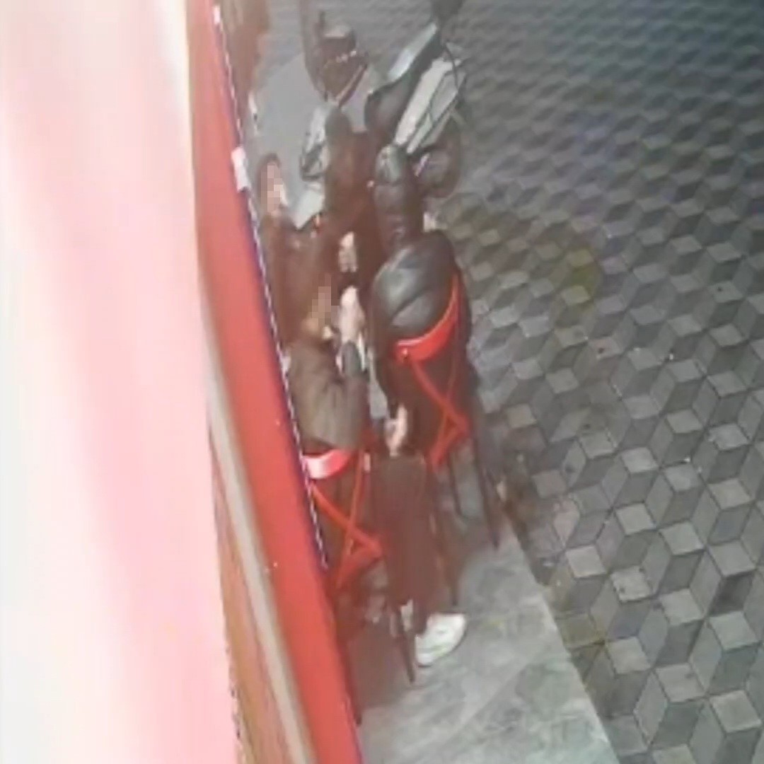 Yedikleri dürümlerin parasını ödemeden kaçan gençler kameraya yansıdı