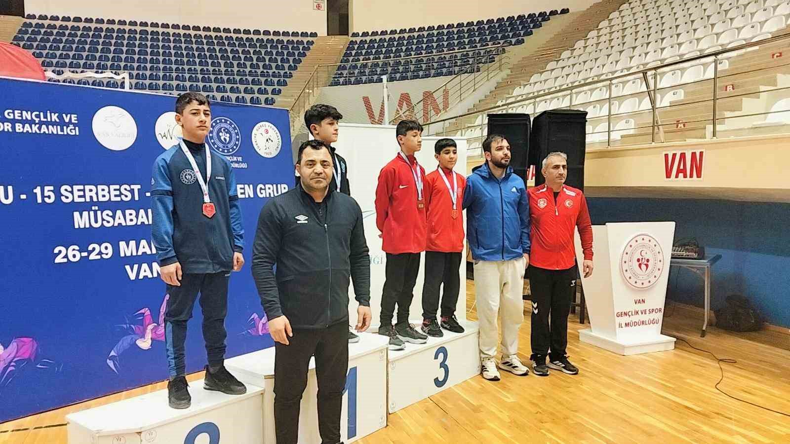 Erzincanlı güreşçilerden bölge şampiyonasında başarı