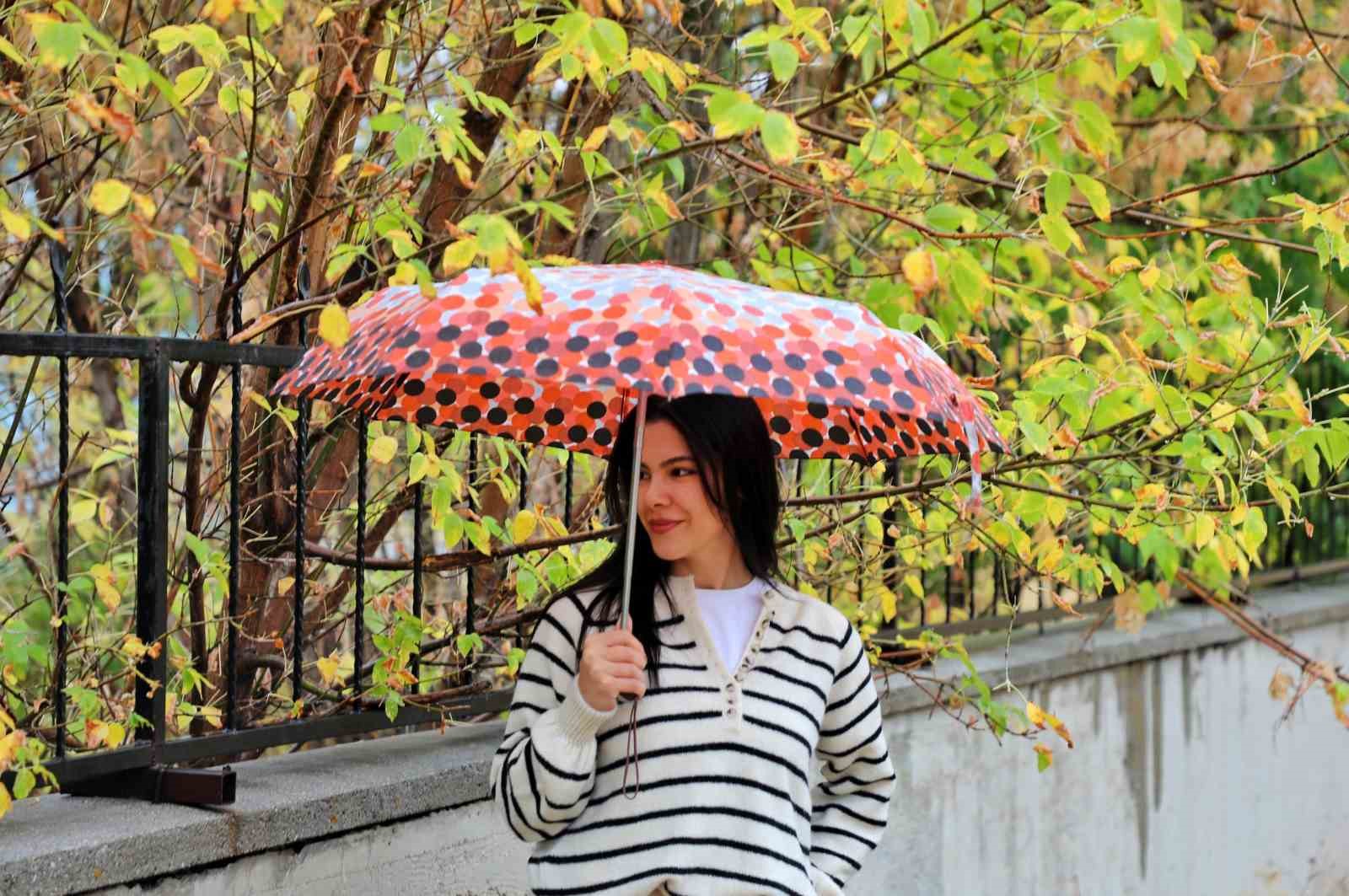 Erzincan&rsquo;da dolu yağışı etkili oldu
