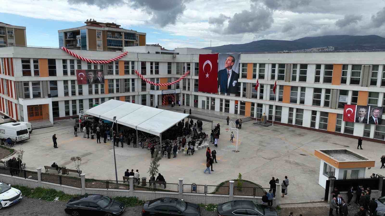 İzmir’de 1 milyar lirayı aşan yatırımla 20 yeni okul eğitime açıldı