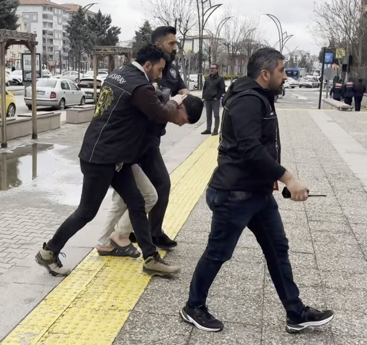 Annesinin sevgilisini bı&ccedil;aklayan gen&ccedil; ve polise tokat atan annesi tutuklandı
