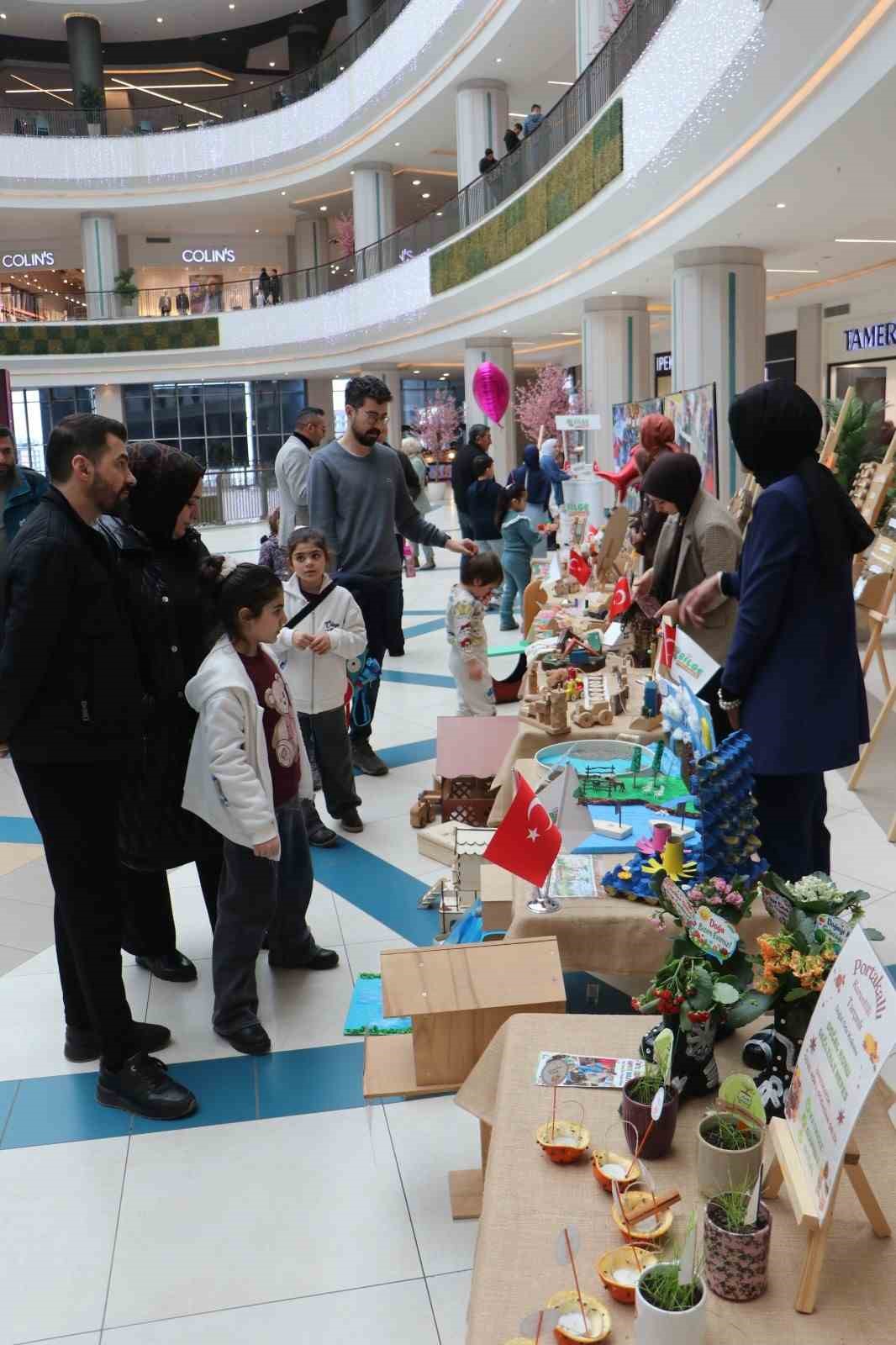 Minik ellerin doğaya dokunuşu
