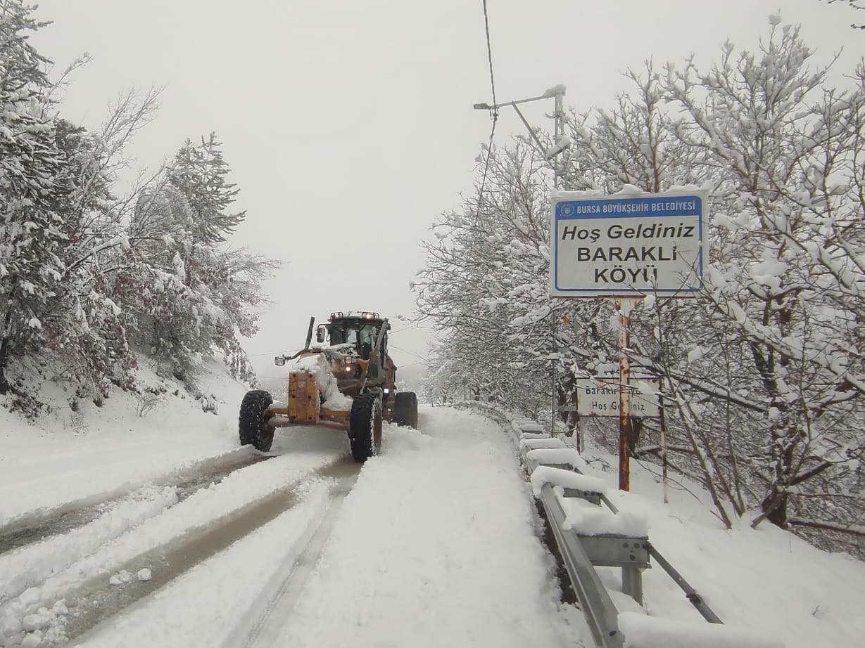 Bursa’nın yüksek kesimlerinde karla mücadele sürüyor