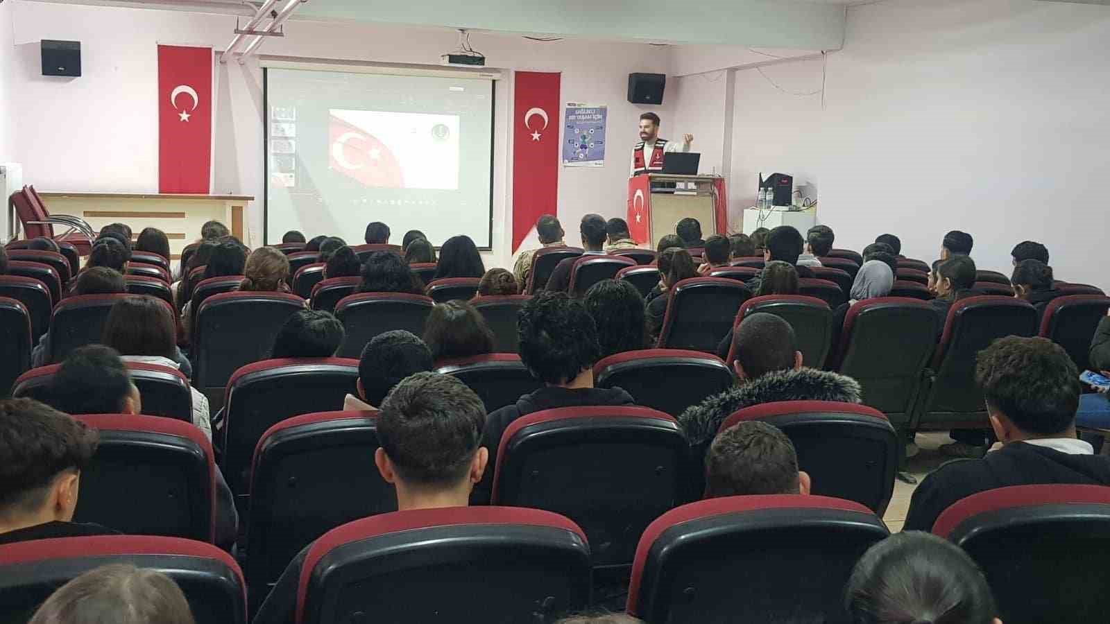 Jandarmadan &ouml;ğrencilere siber g&uuml;venlik eğitimi
