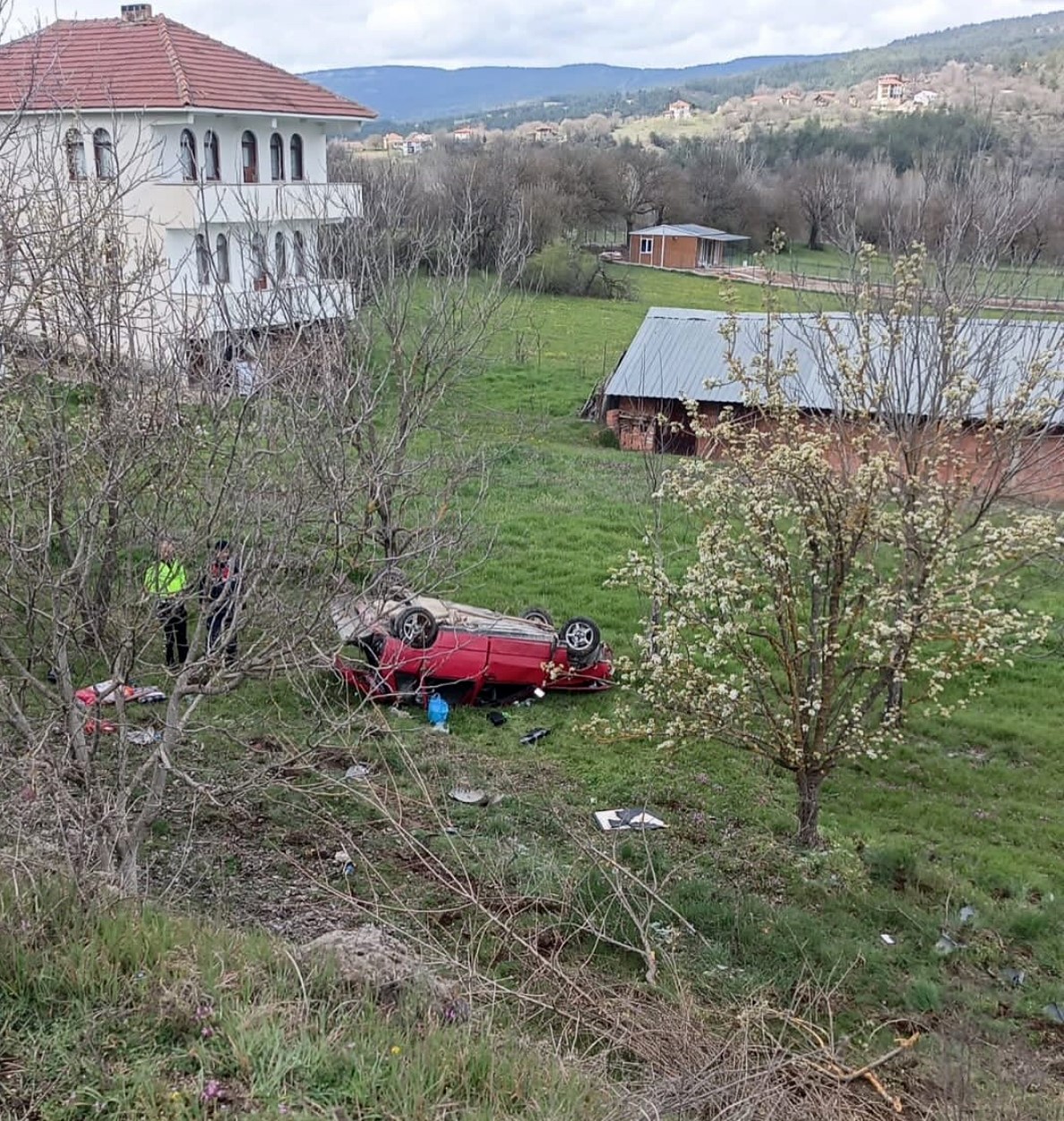 Bah&ccedil;eye u&ccedil;up takla atan otomobilin s&uuml;r&uuml;c&uuml;s&uuml; yaralandı
