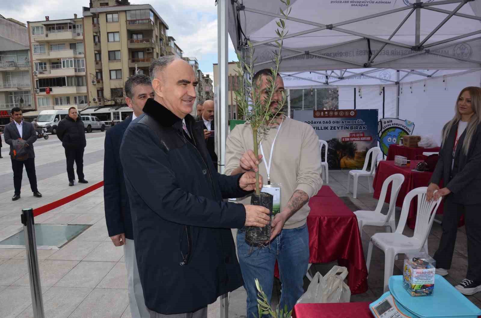 Vali &Ouml;zkan atık pil teslim etti, zeytin fidanı aldı
