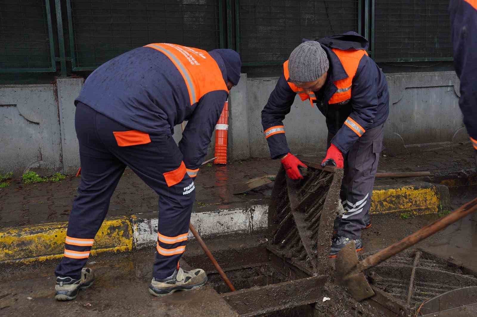Tuzla Belediyesi yağışa karşı sahada: 100 personel ve 40 ara&ccedil;la kesintisiz m&uuml;dahale
