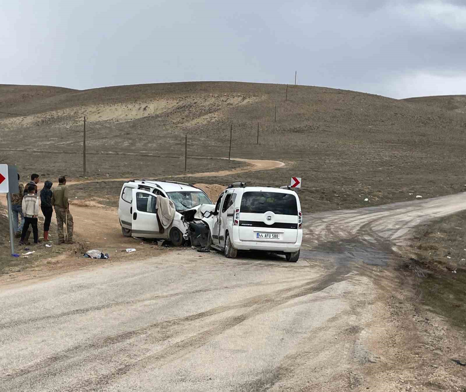 Malatya&rsquo;da iki ara&ccedil; kafa kafaya &ccedil;arpıştı: 4 yaralı
