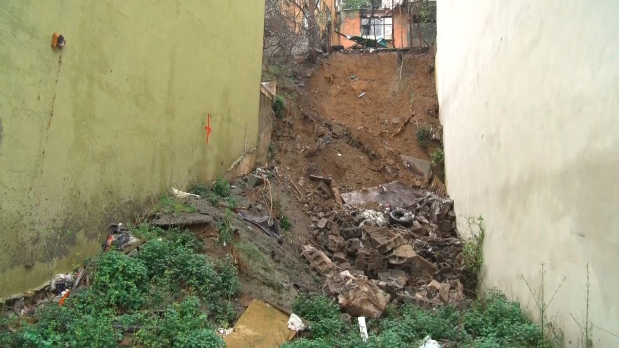 Eyüpsultan’da istinat duvarı çöktü