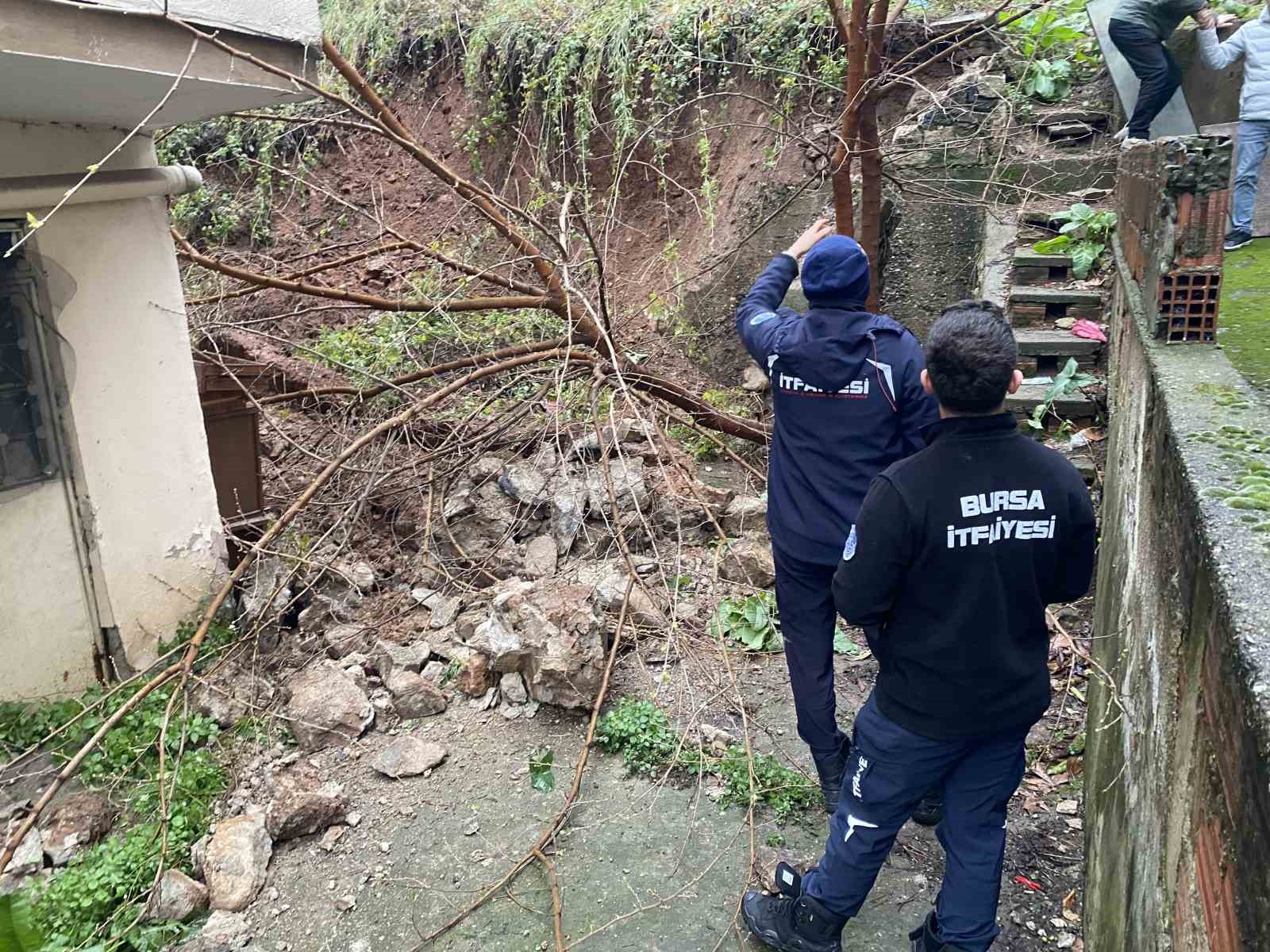 Bursa&rsquo;da yağış sonrası istinat duvarı &ccedil;&ouml;kt&uuml;
