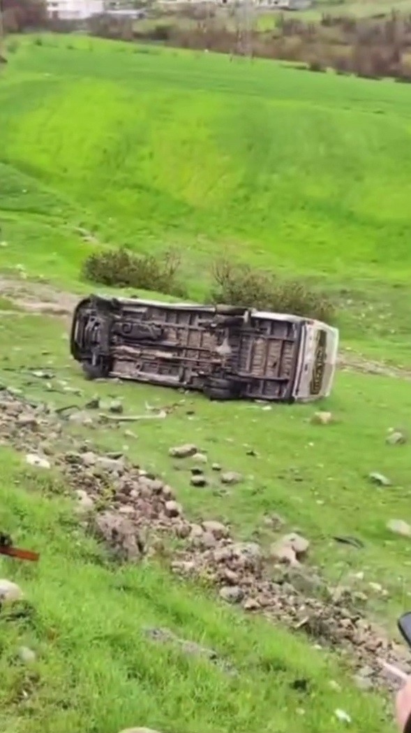 Şırnak&rsquo;ta okul servisi şarampole devrildi: 4&rsquo;&uuml; &ouml;ğrenci 5 yaralı
