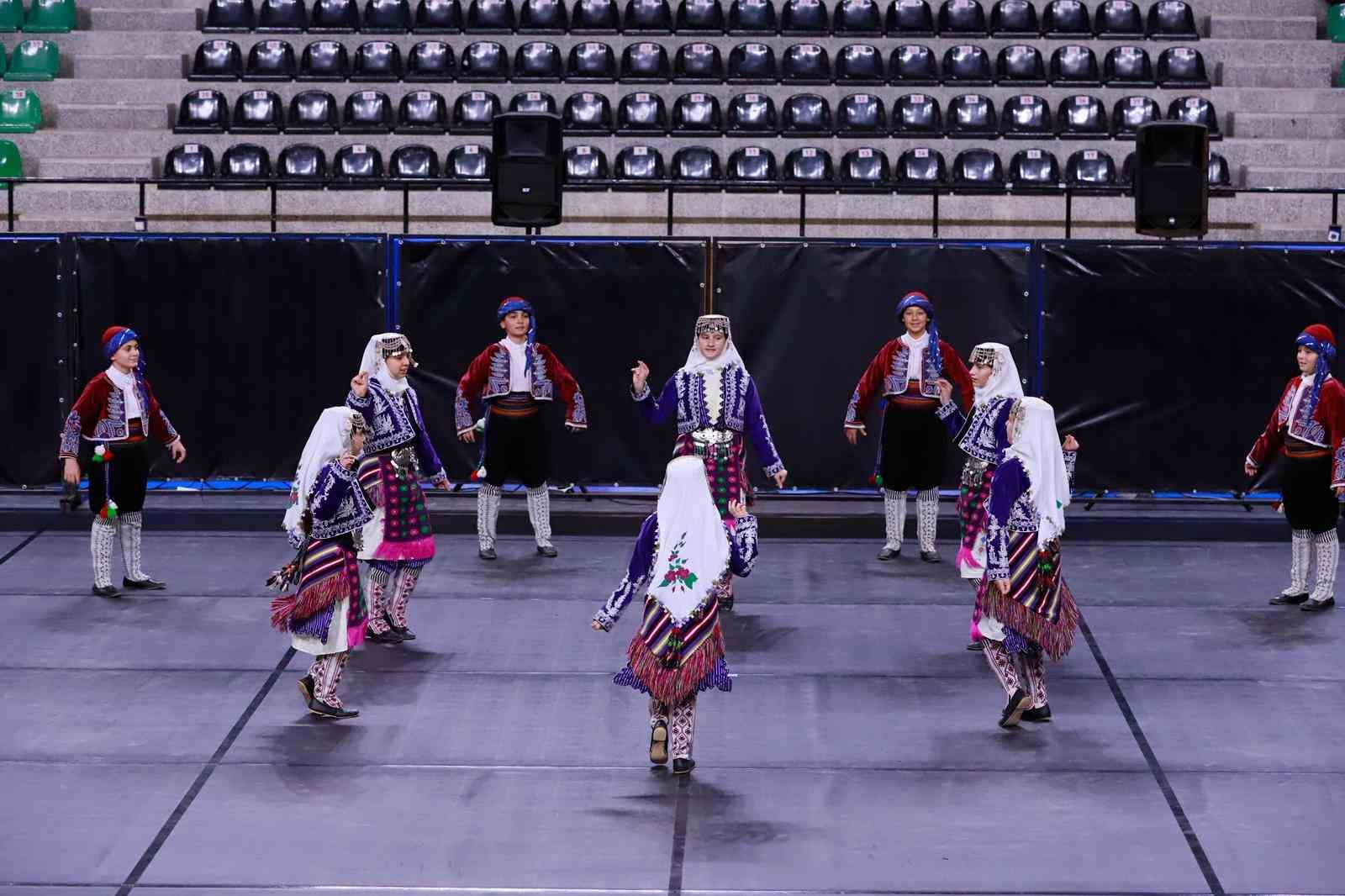 Denizli’de halk oyunları şöleninde finalistler belli oldu