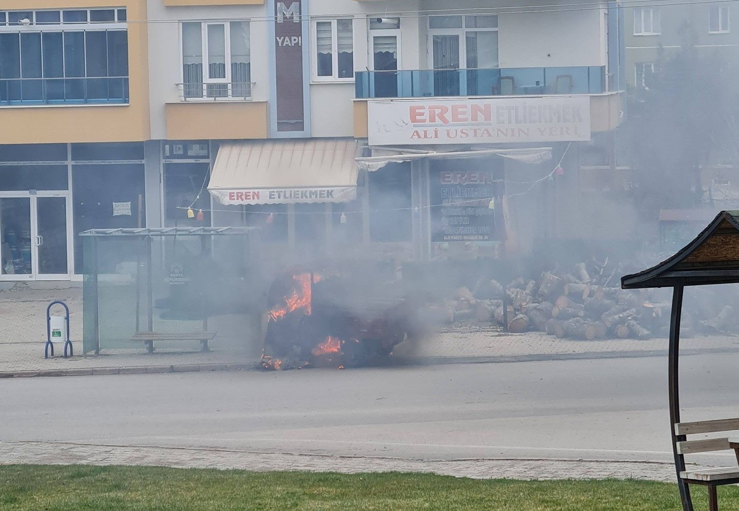 Elektrikli üç tekerlekli motosiklet alev alev yandı