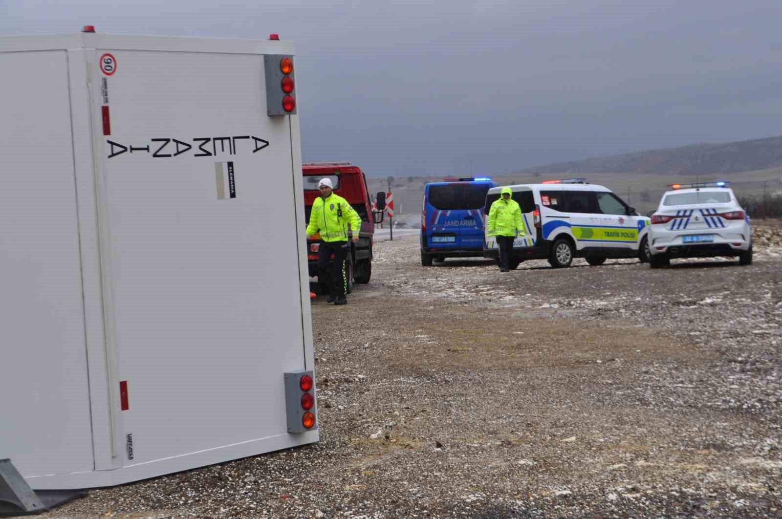 Alman turistin kullandığı karavanla otomobil çarpıştı: 1’i ağır 3 yaralı