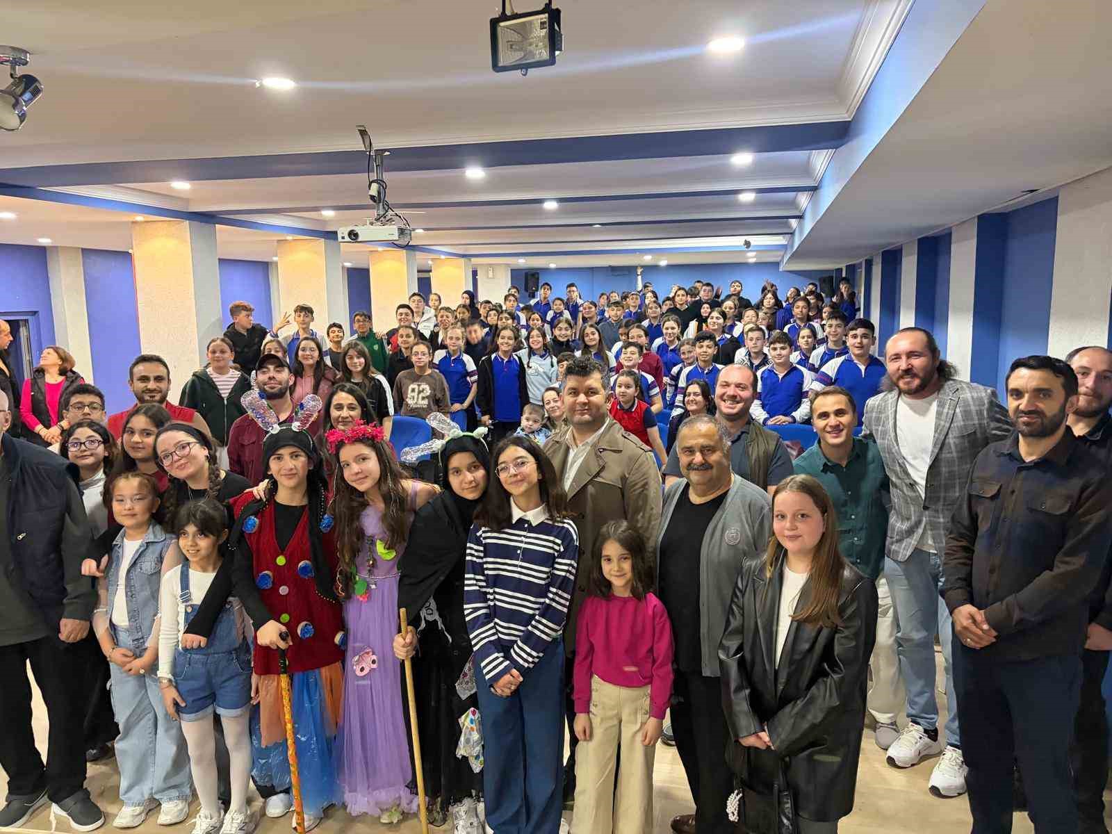 Dünya Tiyatrolar Günü’nde "Plastik Rüyalar" sahnelendi