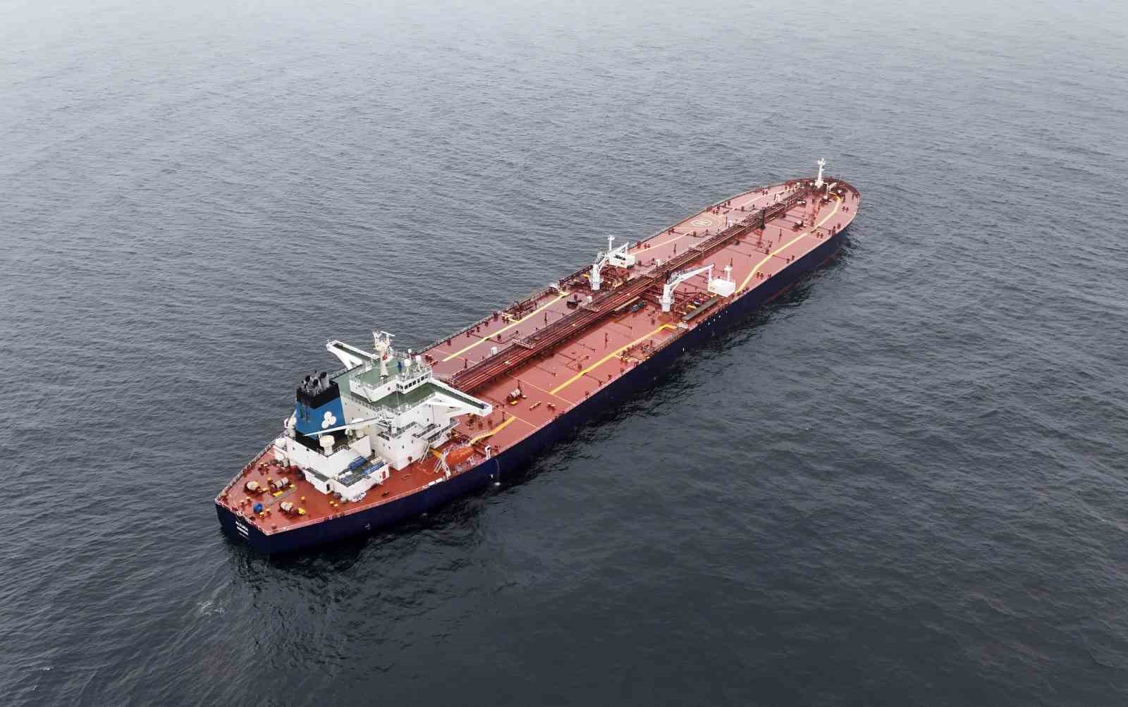 İstanbul Boğazı&rsquo;na yaklaşırken vurulan tanker havadan g&ouml;r&uuml;nt&uuml;lendi
