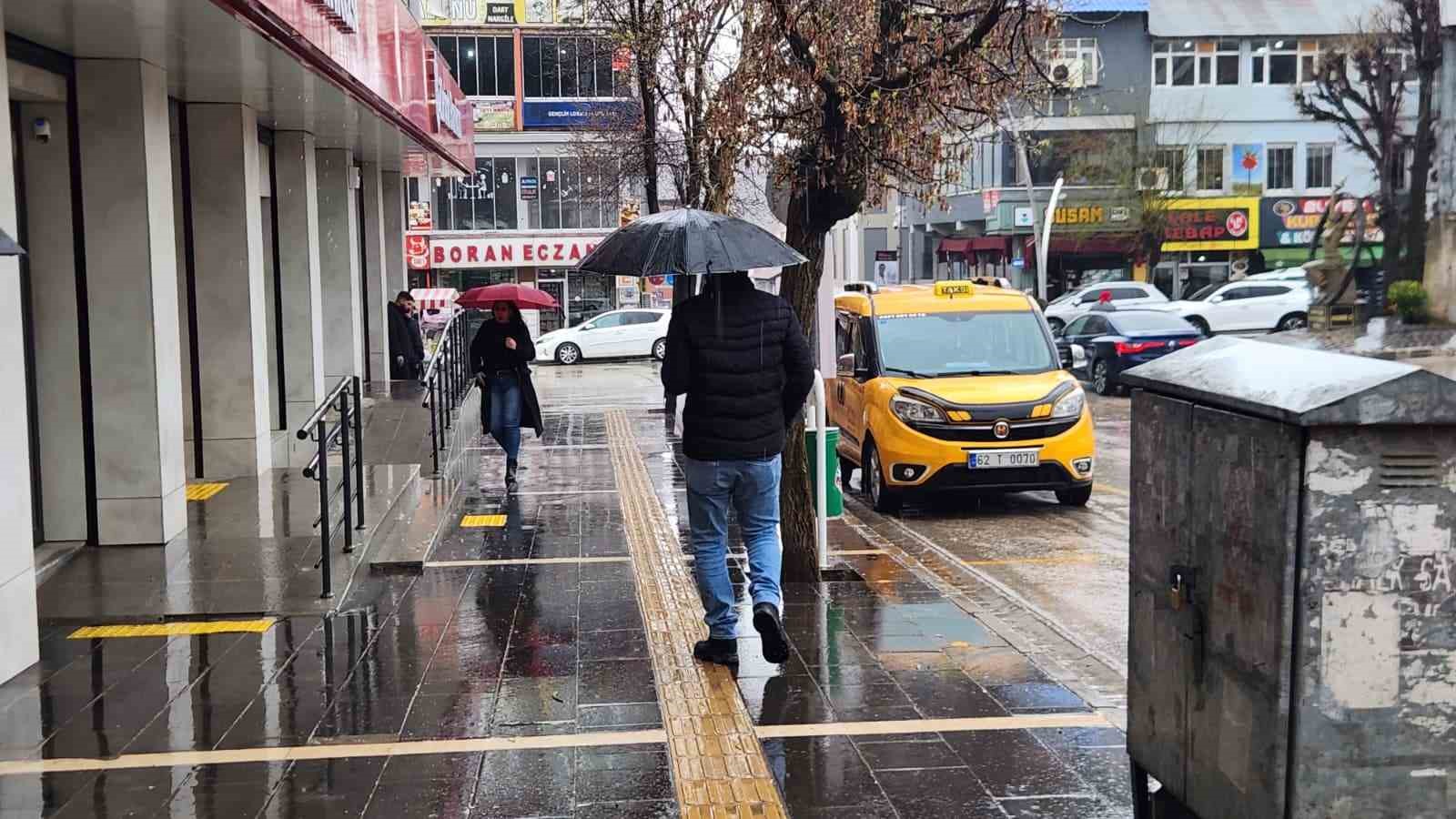 Tunceli’de sağanak hayatı olumsuz etkiledi