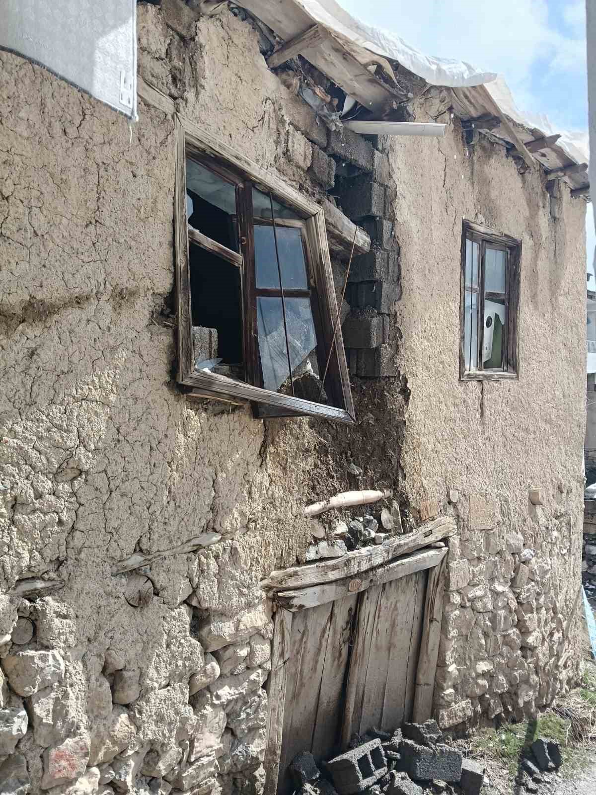 Hakkari’de bir ev çöktü