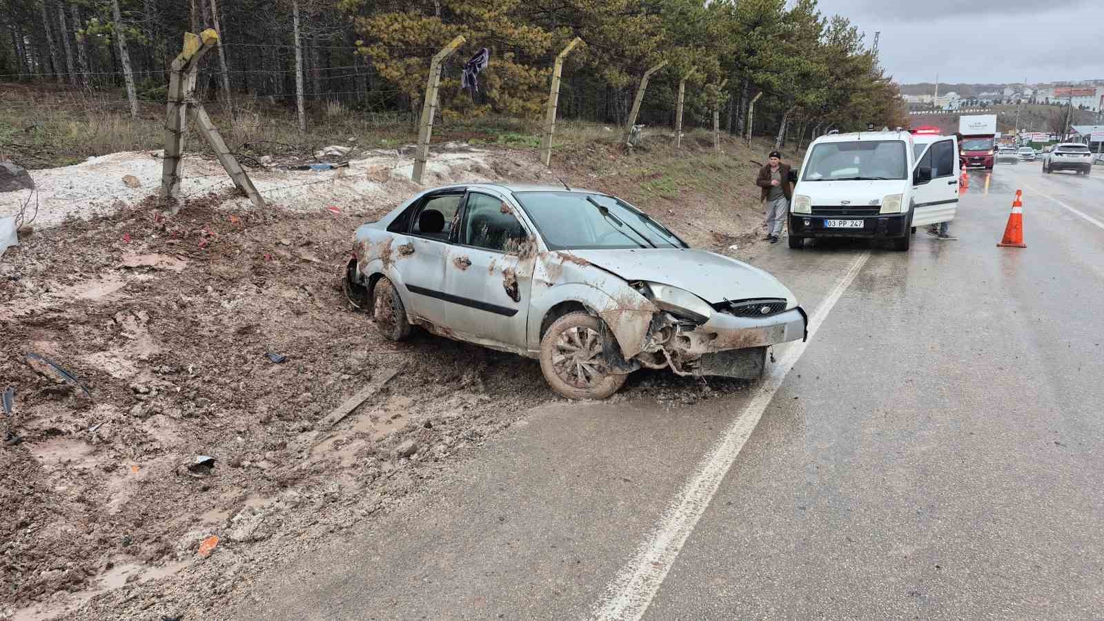Kontrolden &ccedil;ıkan otomobil yol kenarına savruldu: 3 yaralı
