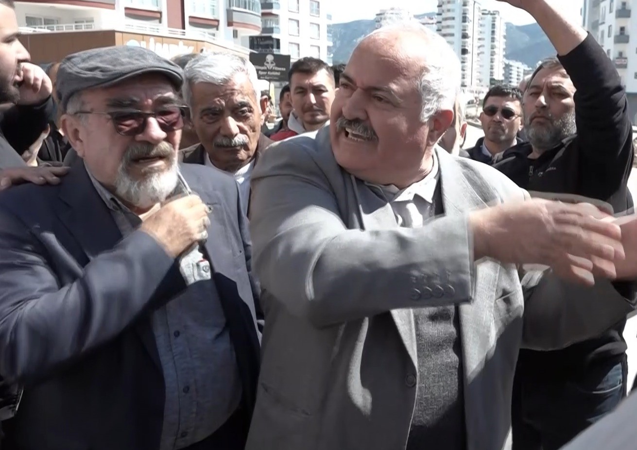 Kozan&rsquo;daki kavşak d&uuml;zenlemesine vatandaşlardan tepki
