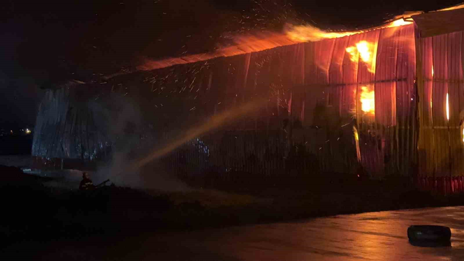 Osmaniye&rsquo;de karton fabrikasında yangın
