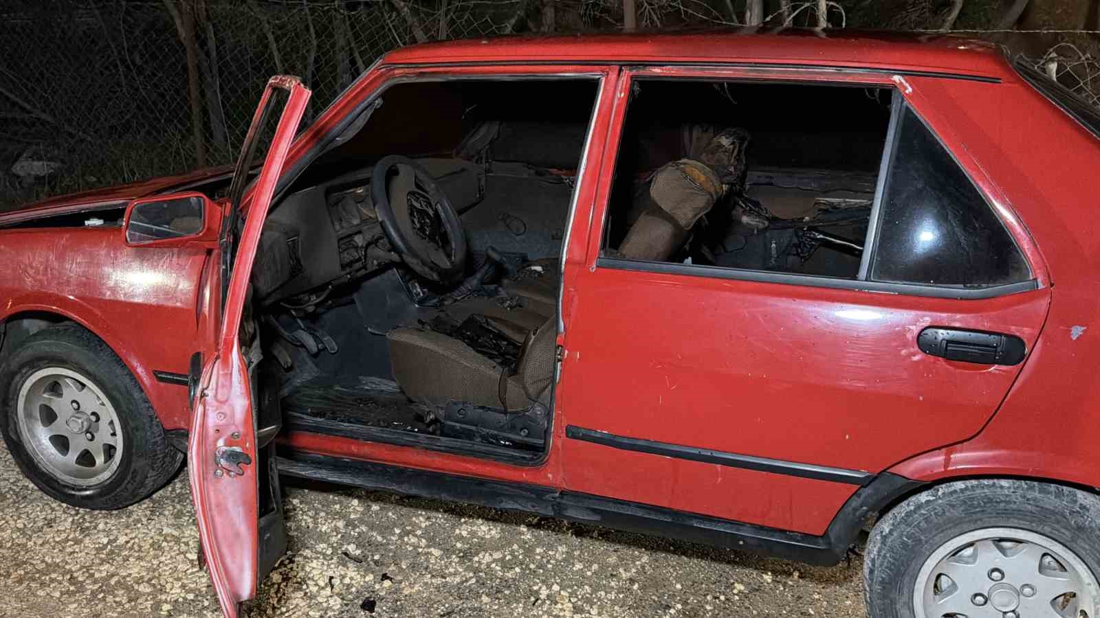 Park halindeki otomobil kundaklandı
