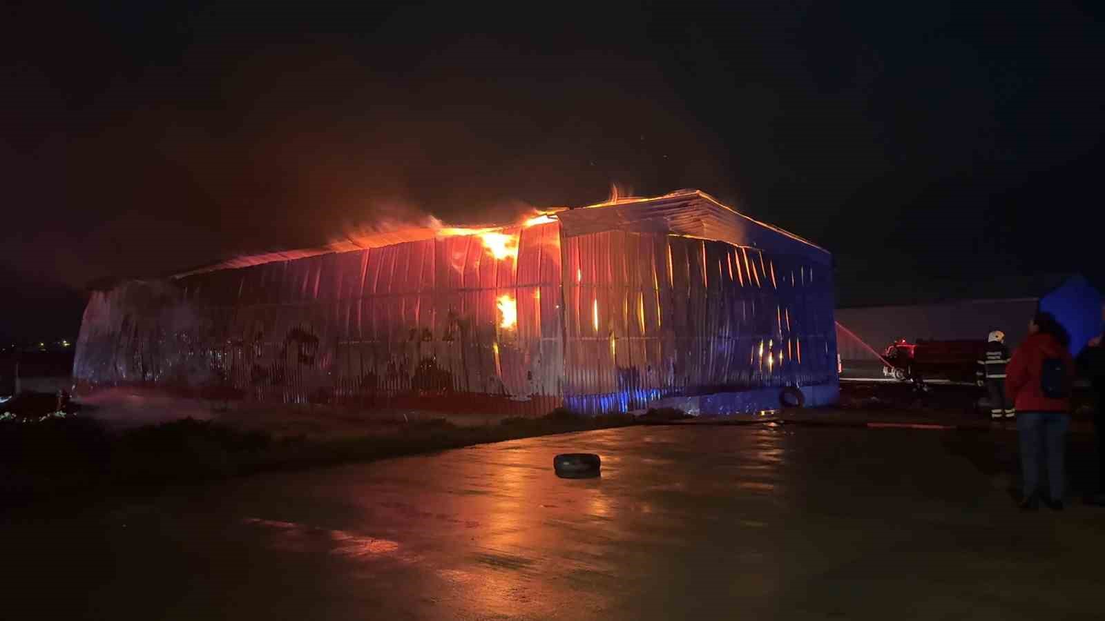 Osmaniye’de karton fabrikasında çıkan yangın söndürüldü