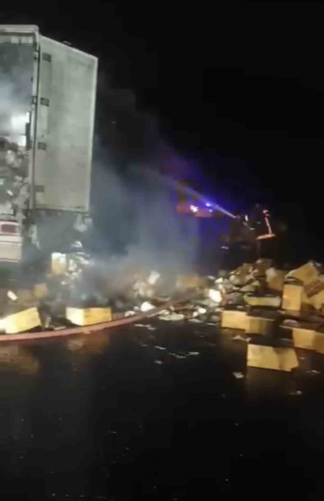 Siverek&rsquo;te pe&ccedil;ete y&uuml;kl&uuml; tır alevlere teslim oldu
