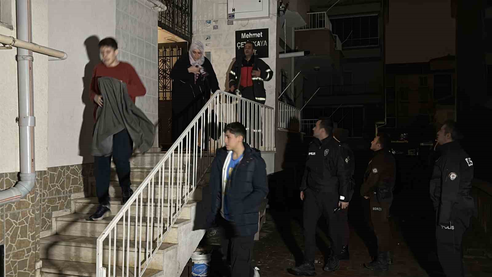 Aksaray&rsquo;da apartmanda yangın paniği: 6 kişi dumandan etkilendi
