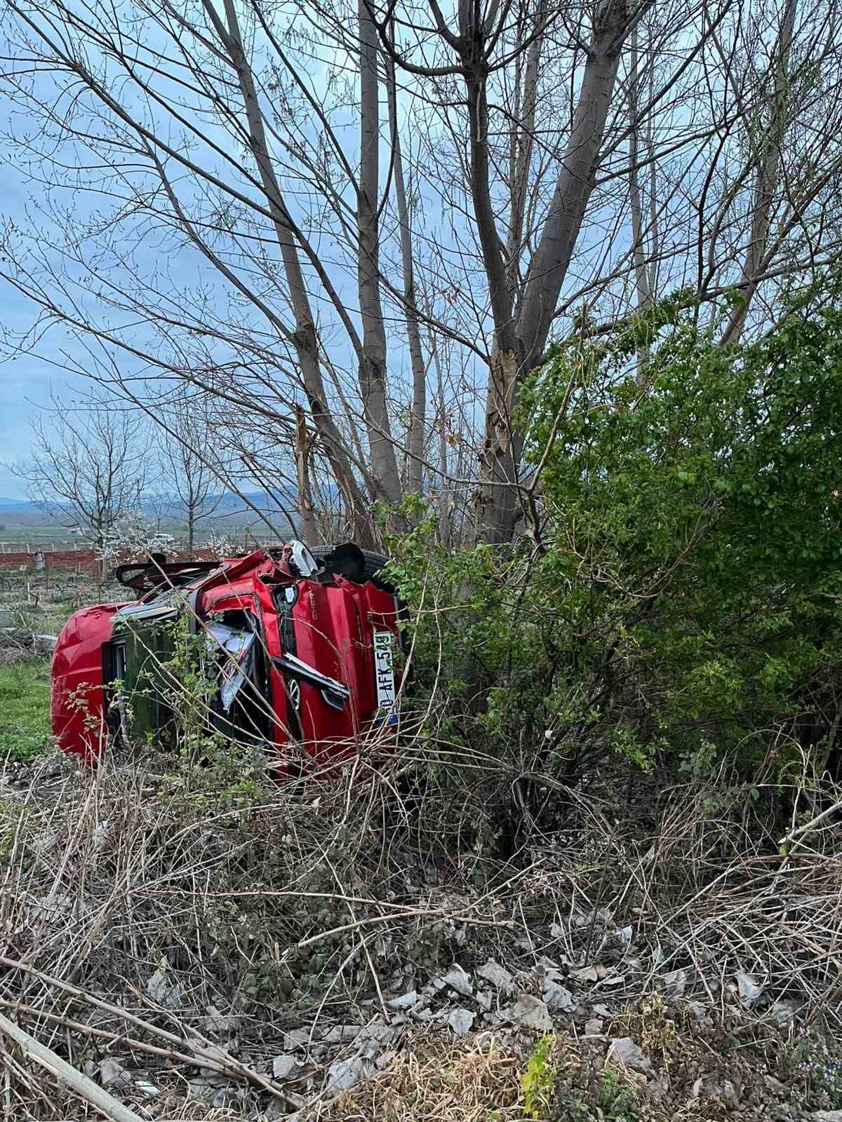 Tokat&rsquo;ta alkoll&uuml; s&uuml;r&uuml;c&uuml; emanet aldığı ara&ccedil;la takla attı: İki kardeş yaralandı
