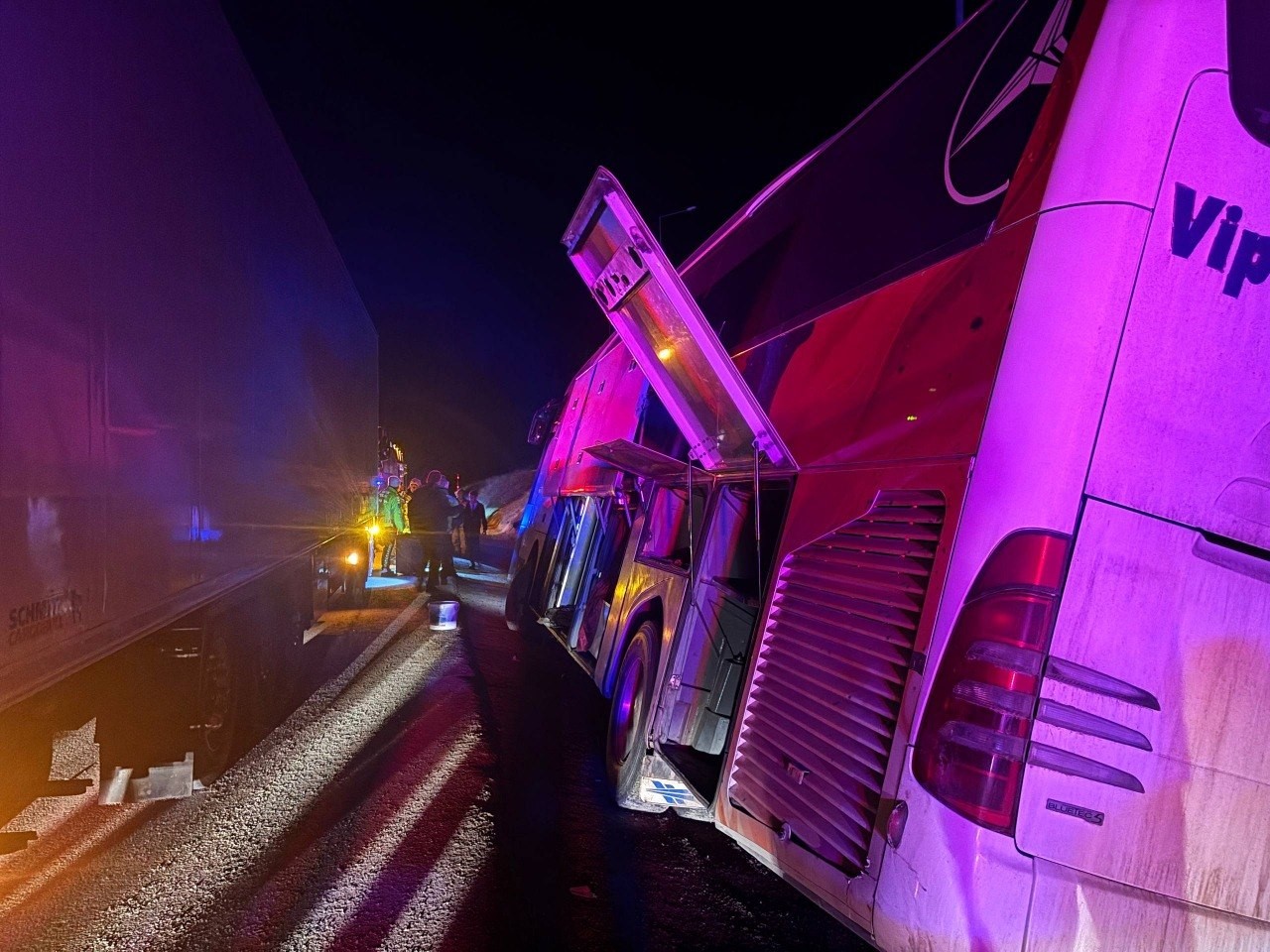 Erzincan&rsquo;da kontrolden &ccedil;ıkan yolcu otob&uuml;s&uuml; bariyerlere &ccedil;arptı
